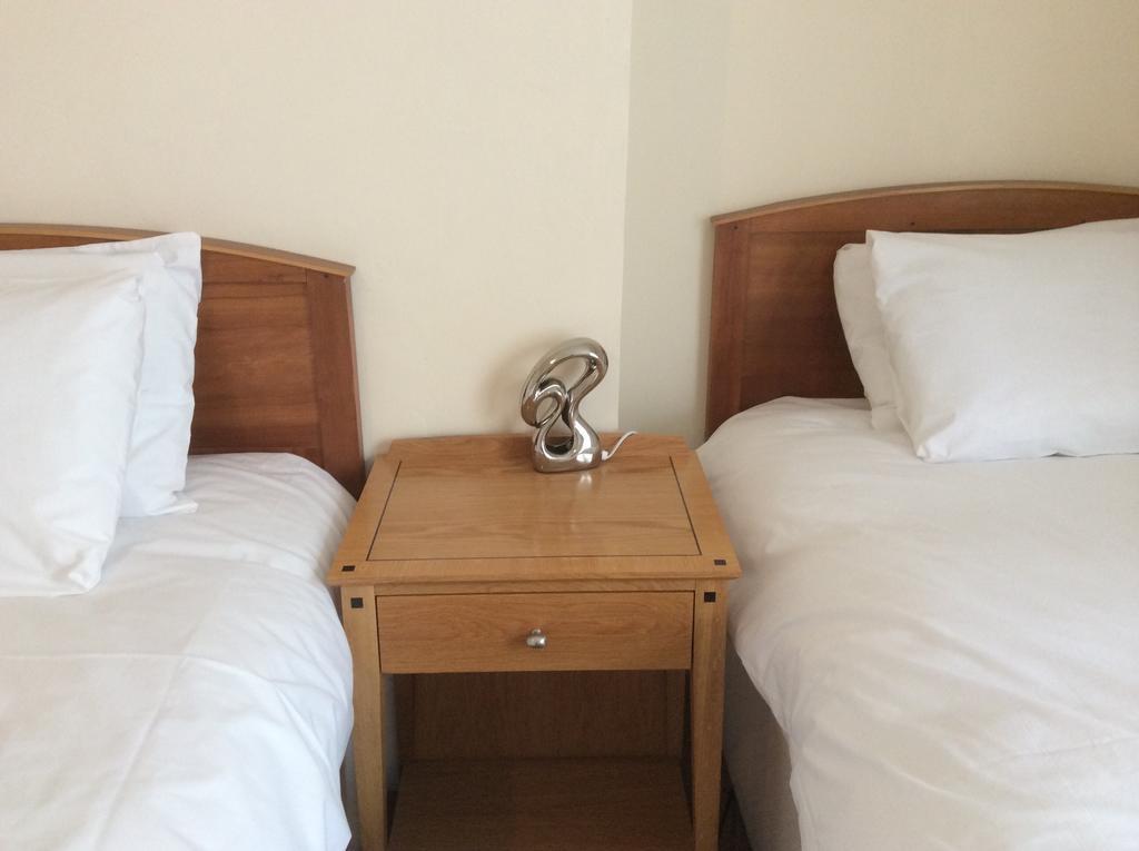Sterling Lodge Hotel Истборн Стая снимка